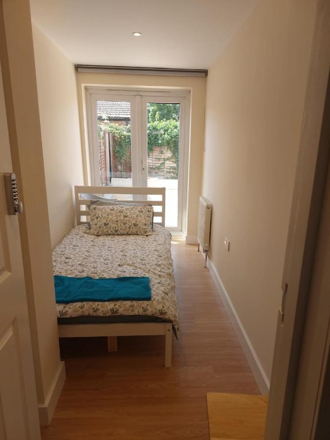 Vibrant Single Room Only For One Adult Southall Zewnętrze zdjęcie