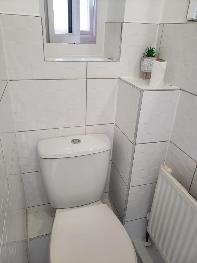 Vibrant Single Room Only For One Adult Southall Zewnętrze zdjęcie